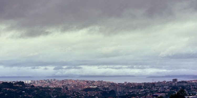 Lluvia y viento en Vigo; precaución en la carretera