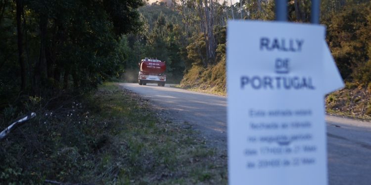 El fuego golpea pero no vence al Rally de Portugal
