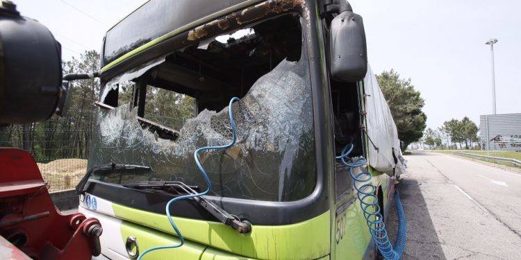 Un autobús urbano arde en el Campus de Vigo