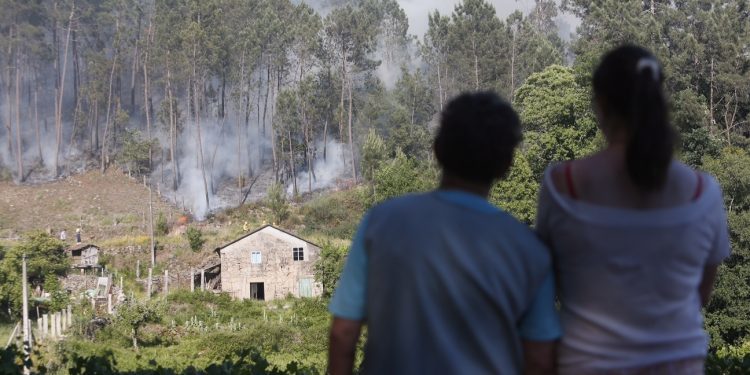Remite el incendio que cercó viviendas en Ponteareas
