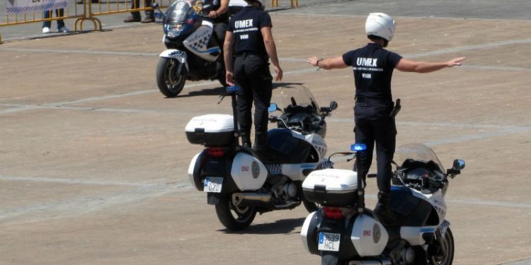 Acrobacias policiales sobre la moto y exhibición a caballo en Vigo