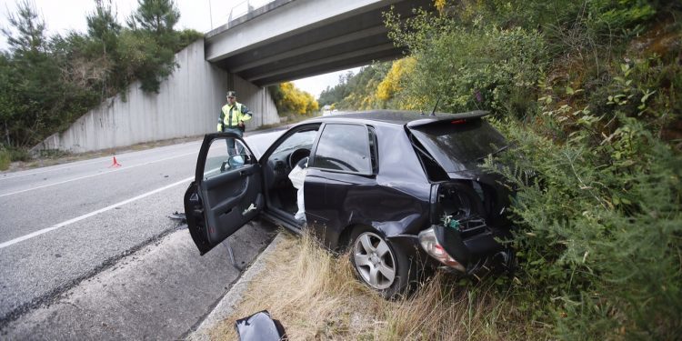 Ilesos tras caer con su coche desde un viaducto en Poio