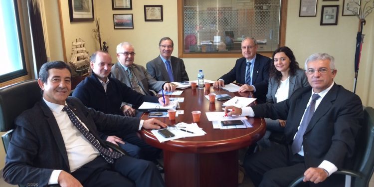 Empleados de empresas asociadas a la Cámara de Comercio de Tui donarán comida no perecedera