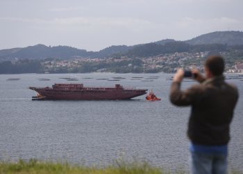 El casco del crucero a vela más grande del mundo ya está en la Ría de Vigo
