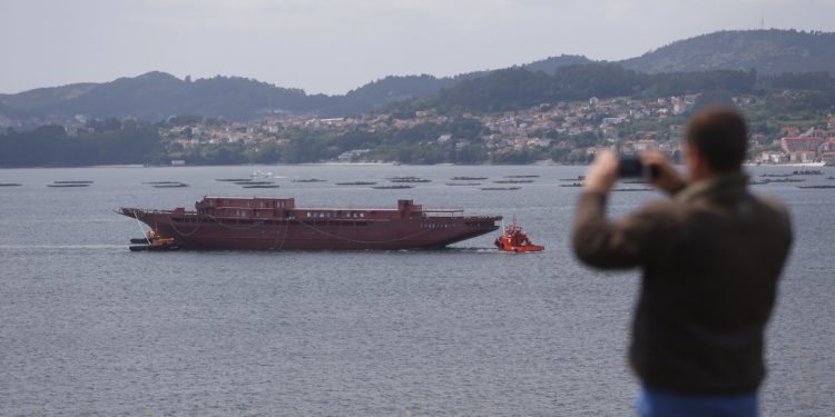El casco del crucero a vela más grande del mundo ya está en la Ría de Vigo