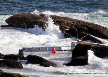 Dos marineros rescatados en Cabo Silleiro tras naufragar su embarcación