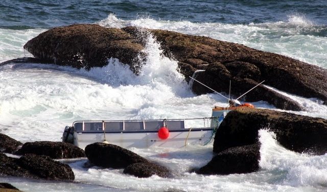 Dos marineros rescatados en Cabo Silleiro tras naufragar su embarcación
