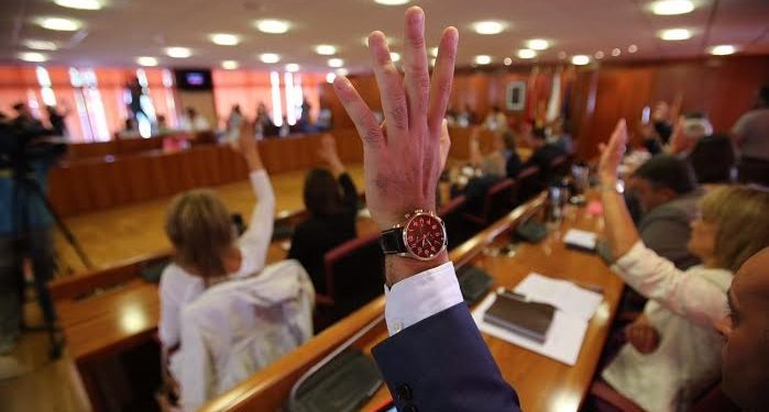 Caballero pasa el rodillo en el primer pleno