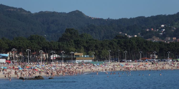 El Concello alerta en las playas del peligro de las altas temperaturas