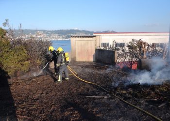 Susto en Meira por un incendio al lado de la depuradora de A Guía