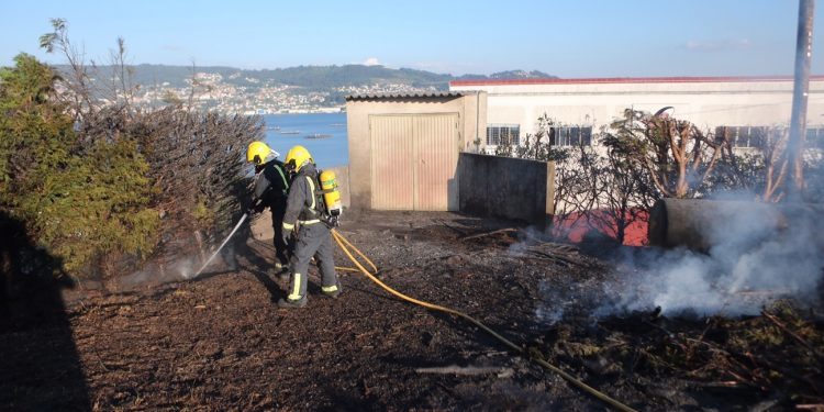Susto en Meira por un incendio al lado de la depuradora de A Guía
