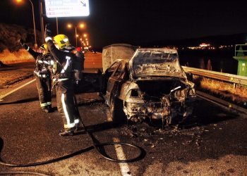Un incendio calcina un coche y corta la autovía de Marín