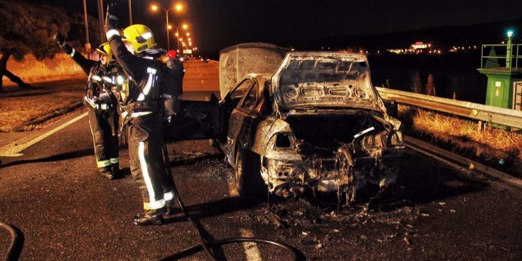 Un incendio calcina un coche y corta la autovía de Marín