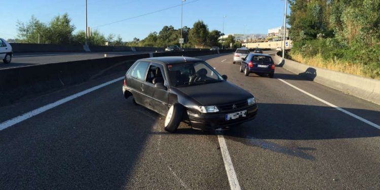 Un vehículo cruzado en la vía dificulta el tráfico en la subida a Puxeiros