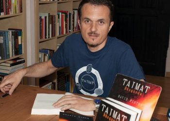 Articulista, bloguero, crítico musical… y autor novel