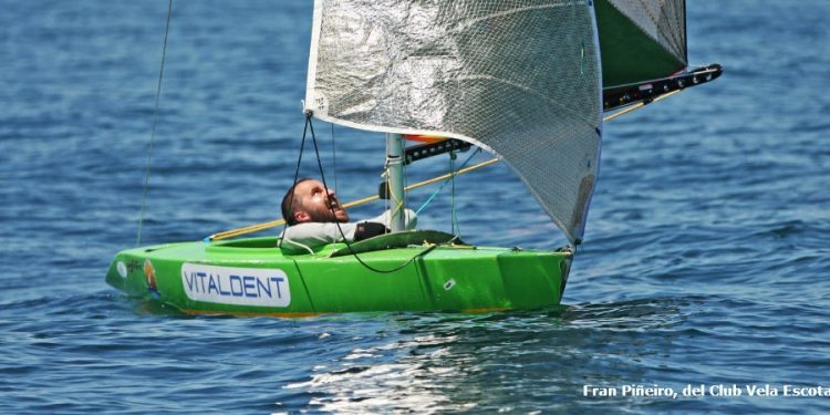 Fran Piñeiro, del club vigués Vela Escota, ocupa el tercer puesto en Baiona