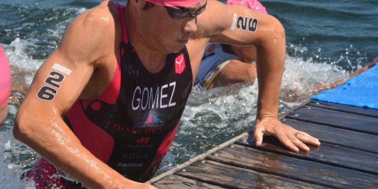 Gómez Noya tamén reina no acuatlón e o vigués Serrat cólgase o bronce