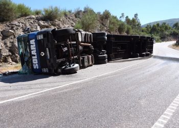 Dos heridos tras el vuelco del camión de una orquesta