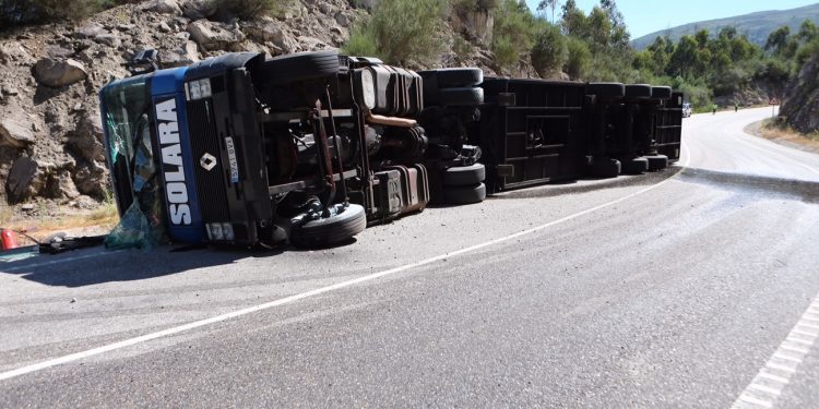 Dos heridos tras el vuelco del camión de una orquesta