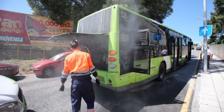 Otro autobús arde en la entrada de urgencias del Meixoeiro