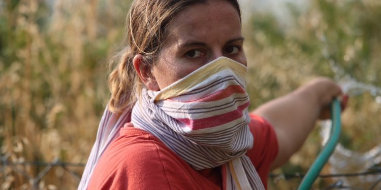 El primer gran incendio en la frontera de Portugal llega a las casas