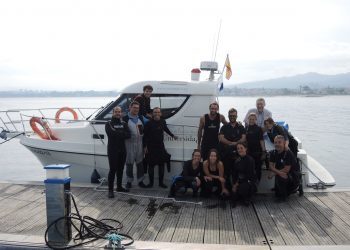 Nove mergulladores voluntarios fórmanse en Toralla para estudar a biodiversidade da ría