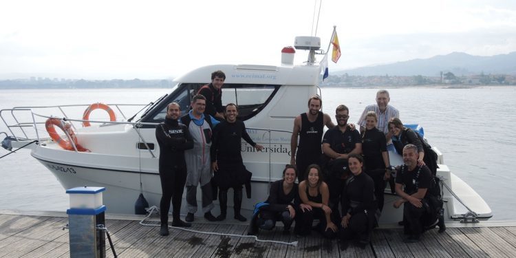 Nove mergulladores voluntarios fórmanse en Toralla para estudar a biodiversidade da ría