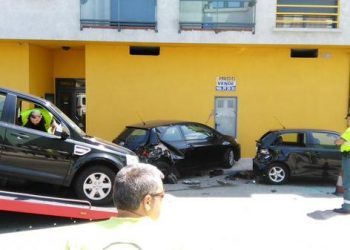 Un coche arrolla a otros cinco aparcados en Cangas