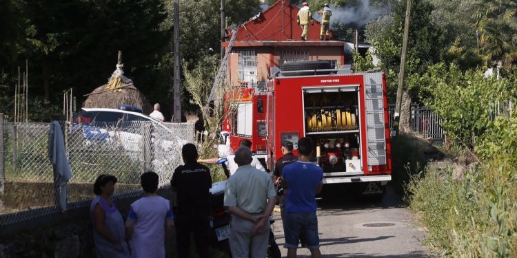 Rescatan a un perro de un incendio que arrasó una vivienda en Cabral