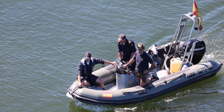 Buzos y psicólogos se suman al operativo de búsqueda en el Miño