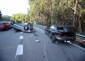 Una mujer resulta herida tras volcar su coche en Nigrán