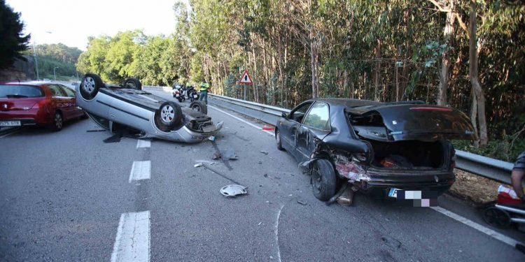 Una mujer resulta herida tras volcar su coche en Nigrán