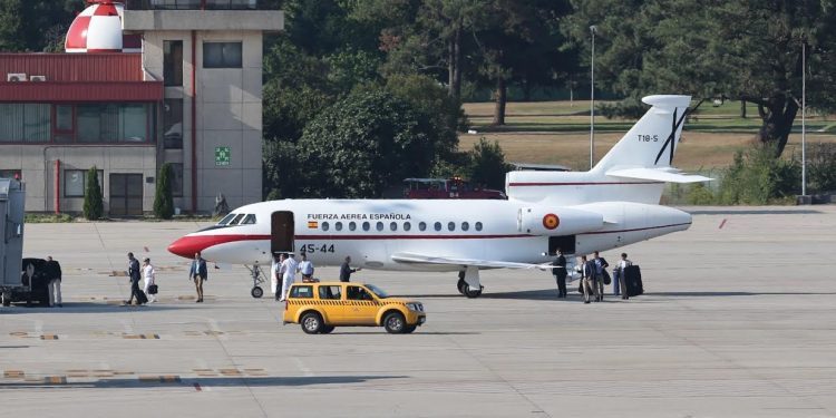 El Rey aterriza en Peinador y visita Baiona