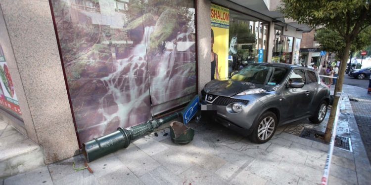 Un coche derriba una farola y arrolla a dos peatones en Vigo