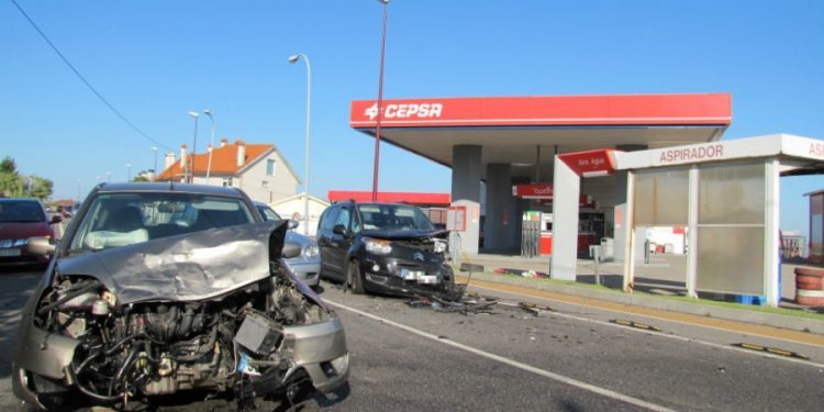 Cuatro heridos, dos de ellos niños, en un aparatoso accidente en Canido