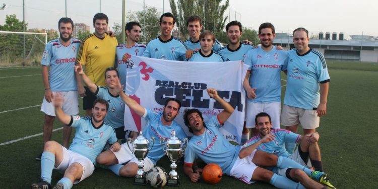 El equipo de Morriña Celeste, con la copa tras ganar el torneo. Abajo, uno de los partidos y todos los equipos participantes.