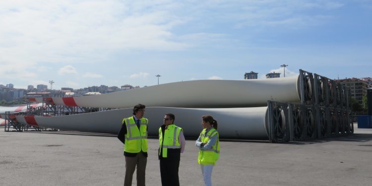 Vigo acoge la descarga más compleja de su historia de equipos eólicos