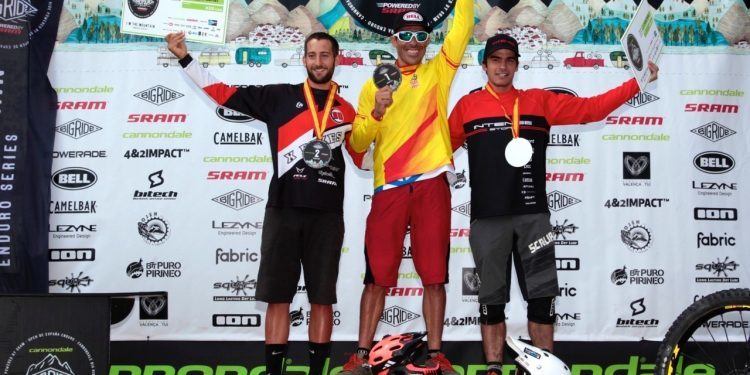 Los vigueses Óscar Martínez y Tony Pérez, en el podio del Open de España