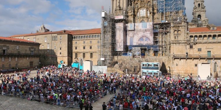 Aluvión de visitantes y máximo control policial en Santiago
