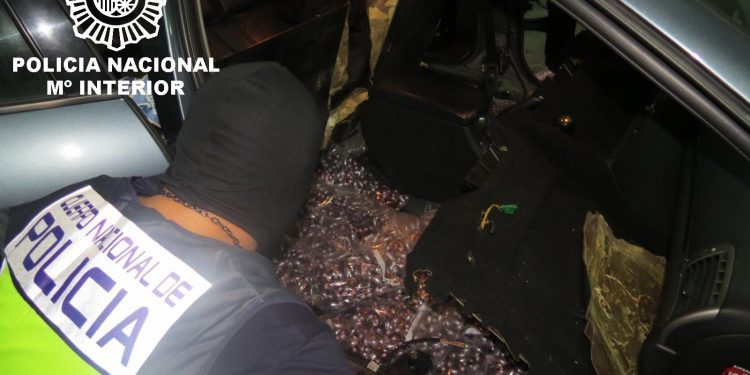 Hallados 84 kilos de hachís bajo la moqueta de un vehículo