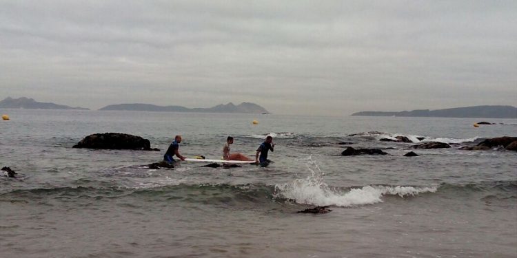 Rescatada una mujer fuera de la línea de boyas en Samil