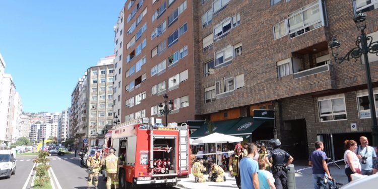 Un incendio obliga a desalojar un edificio en Vigo y atrapa a una vecina con su hija en el ascensor