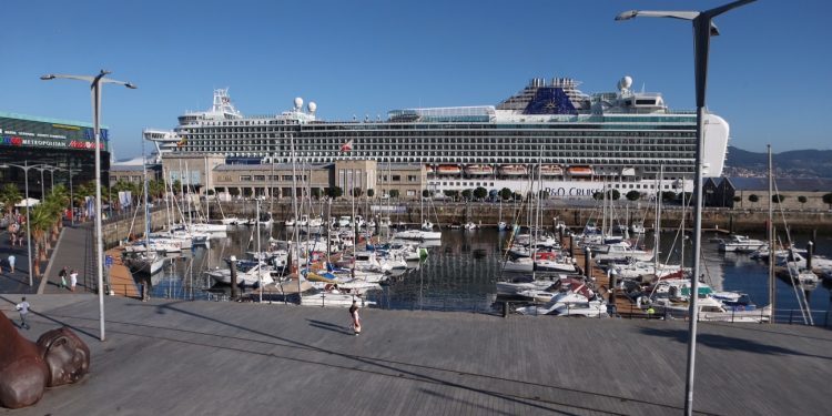 El «Azura» llega a Vigo con 4.500 personas