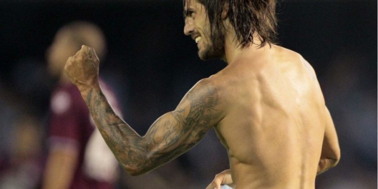 Larrivey: «Me voy como jugador, pero me quedo como hincha»