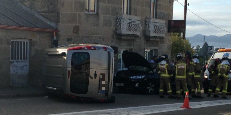 Tres heridos al volcar un coche en un accidente en Coruxo