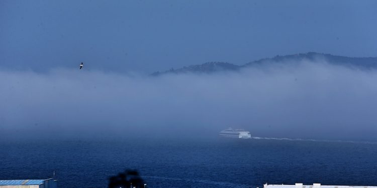Una lengua de niebla irrumpe en la Ría
