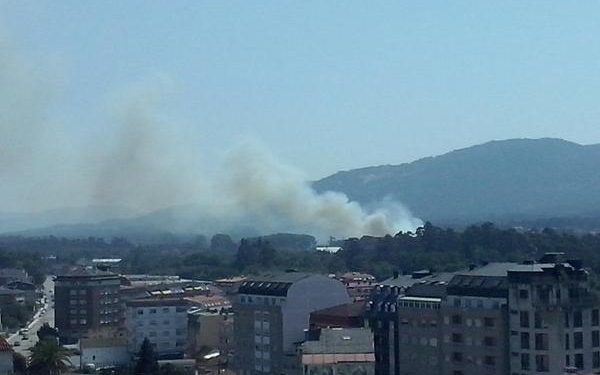 Varios hidroaviones luchan contra un incendio en O Porriño