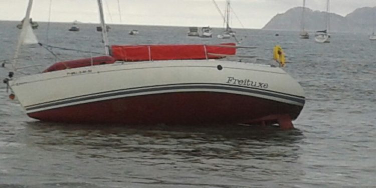 Rescatado un barco a la deriva en el puerto de Canido