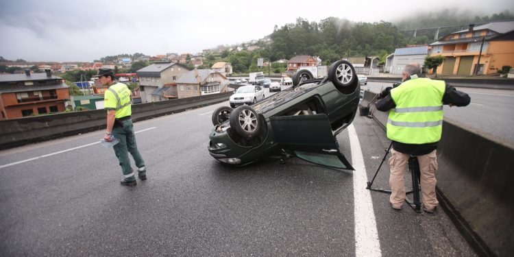 Retenciones en Mos por un coche volcado