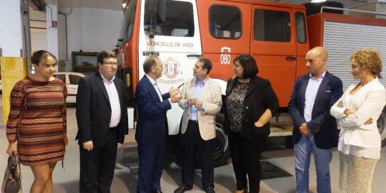 Vigo adquiere otro camión de bomberos y cede uno a Ponteareas